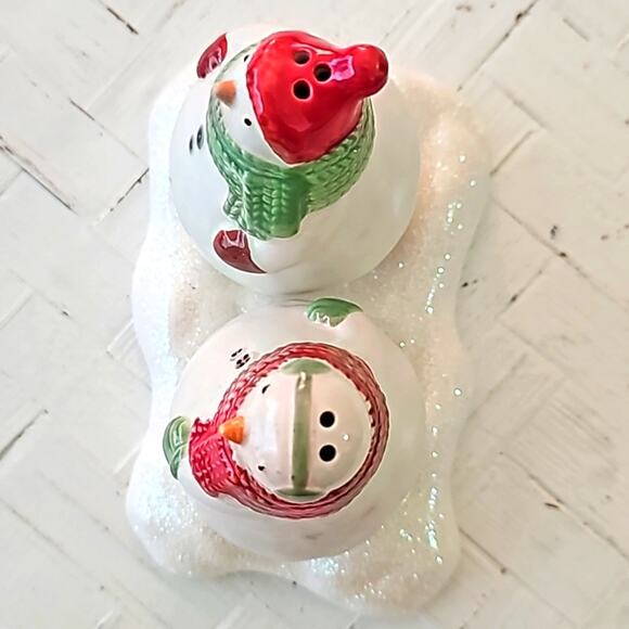 Hallmark Chubby Snowmen Salt & Pepper Shakers on a Stand of Snow 3.75" x 5" - Picture 5 of 9